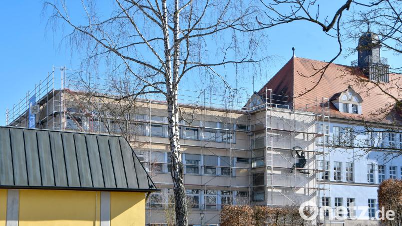 Christian Weiß-Mayer, der Leiter des Erasmus-Gymnasiums in Amberg, hält es sogar für möglich, dass die Täter über dieses Gerüst in das Schulhaus eingedrungen sind. Bild: Petra Hartl