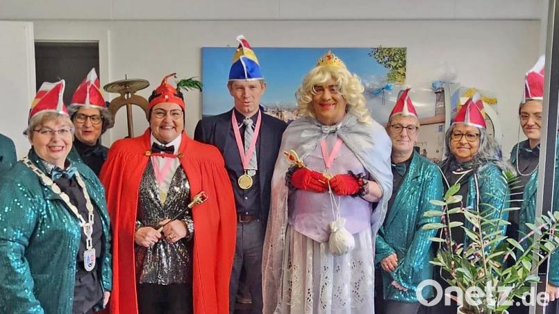 So wie es einst begann, so endet es nun: &quot;Prinzessin von und zu aus dem Wolfsbach&quot; und &quot;Prinz Burkhard I.&quot; stürmen zusammen mit dem Elferrat des Wernberger Weiberkomitees das Rathaus. Bild: wee