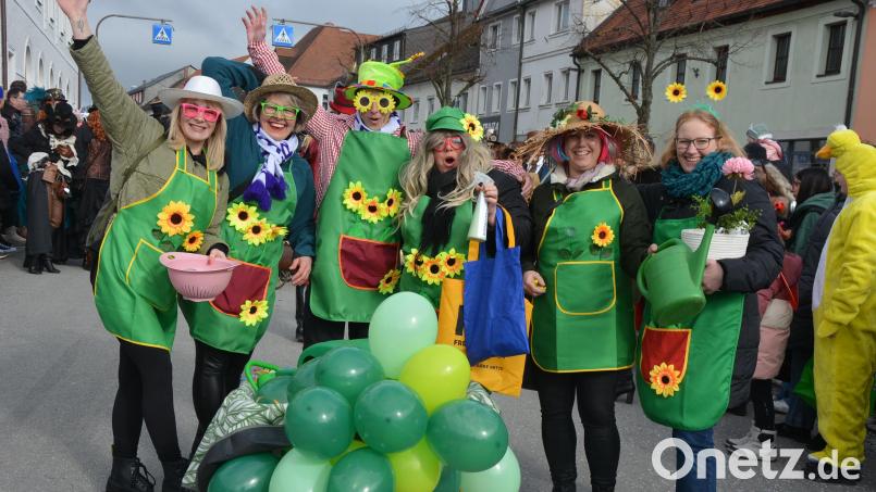 Gut gelaunte Blumenmädchen des Mitterteicher Gaudiwurms. Bild: jr
