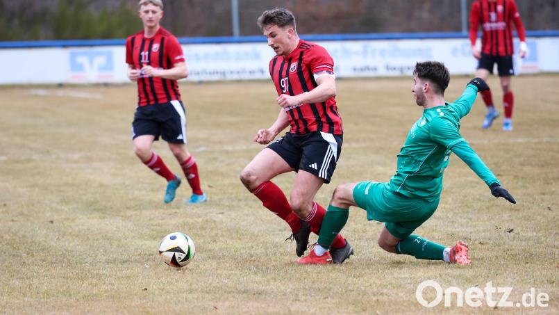 Sportclub-Stürmer Nico Argauer (Mitte) wird in dieser Szene vom Gebenbacher David Vidovic unsanft gebremst. Luhe-Wildenau ließ sich aber nicht stoppen und besiegte den Bayernligisten mit 3:1. Bild: Dieter Jäschke