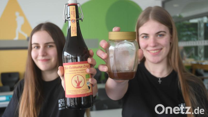 Die beiden Fachoberschülerinnen Eva Mitlmeier (links) und Beate Kleber forschten in ihre Seminararbeiten zum Thema Zoigl und beteiligten sich mit ihrem Zoiglkonzentrat sowie alkoholfreiem Zoigl auch am Wettbewerb Jugend forscht. Bild: Gabi Schönberger