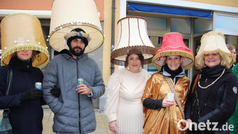 Ein Hingucker war die Wohnzimmerlampenverkleidung. Die Idee dazu hatte die Gruppe nach eigenen Angaben, bevor &quot;Wackelkontakt&quot; zum Hit wurde. Bild: kro