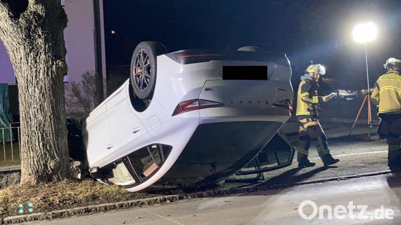 Der Skoda blieb auf dem Dach liegen. Bild: Polizeiinspektion Tirschenreuth/exb