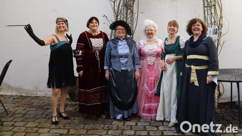 900 Jahre Frauenmode: Ein interessanter Streifzug anhand von ausgesuchten Beispielen, was für die Damenwelt in den verschiedenen Epochen en vogue war. Zwei der sechs Protagonistinnen zogen sch mehrmals um. Bild: mfh
