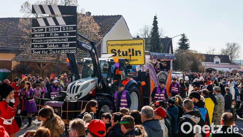 &quot;Film ab&quot; heißt das Motto der Stullner Faschingsgesellschaft in dieser Session. Tausende Zuschauer säumen die Straßen beim Faschingszug am Sonntag. Bild: Hösamer
