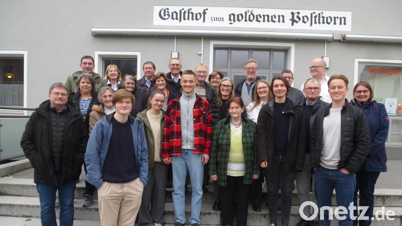 Die vitale Jubilarin Elfriede Luber (vorne, inmitten der vier Enkel) hat sich auch mit 85 Jahren ihren Optimismus bewahrt. Bild: bk