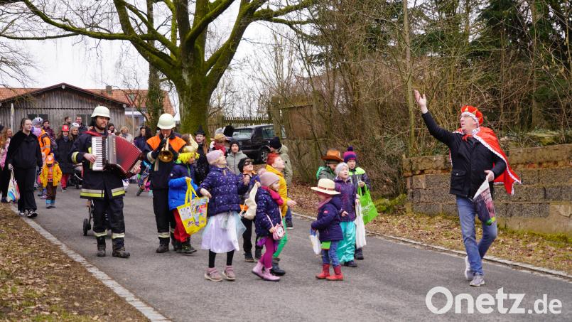 Seine sächsische Majestät Thomas I. (Thomas Hörig) dirigiert den Albersriether Faschingszug und wirft Süßigkeiten aus. Bild: fvo