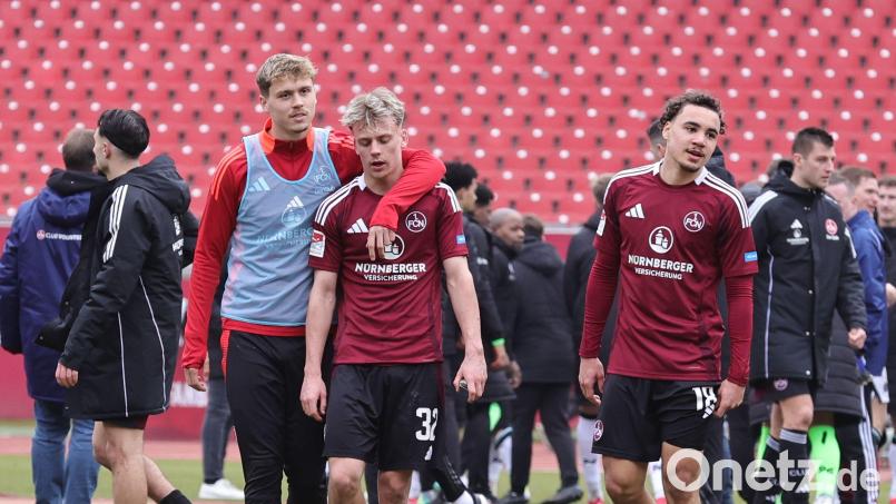 Tim Janisch (Mitte, Nummer 32) wird nach dem Spiel gegen Hannover von seinem Teakmollegen Nick Seidel getröstet. Defensivmann Janisch ist der nächste junge Spieler aus dem NLZ. Bild: Wolfgang Zink