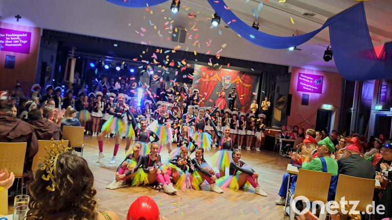 Die Showtänzerinnen vom Faschingsverein Neustadt/WN. Bild: clg