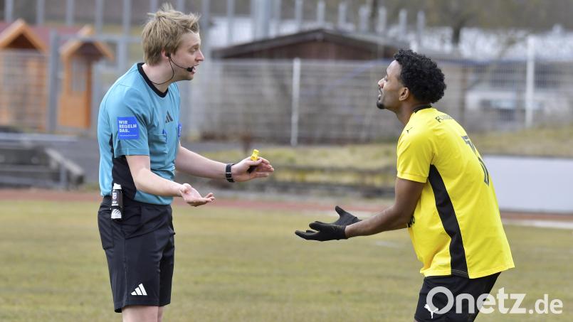 FC-Neuzugang Mandela Singh-Sharpe (rechts) sah in der 44. Spielminute die Rote Karte. Diskussionswürdig, meinten die Amberger. Bild: Hubert Ziegler