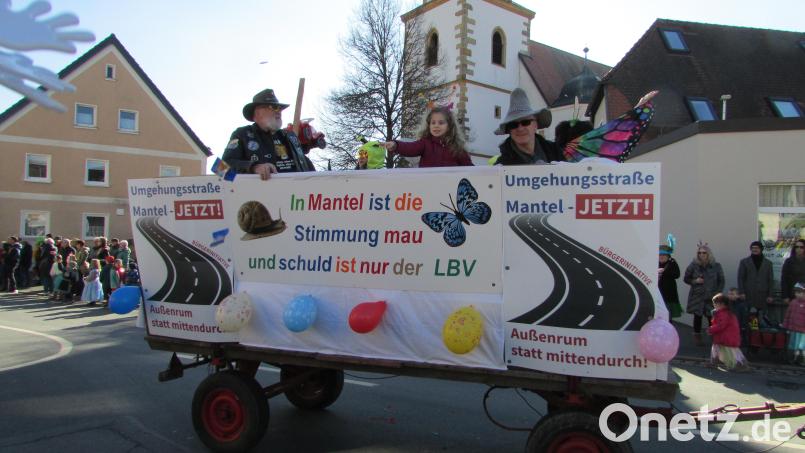 Die Umgehungsstraße ist beim Faschingszug in Mantel ein großes Thema. Erstmals ist auch die Bürgerinitiative Umgehungsstraße mit einem Faschingswagen dabei. Bild: sei