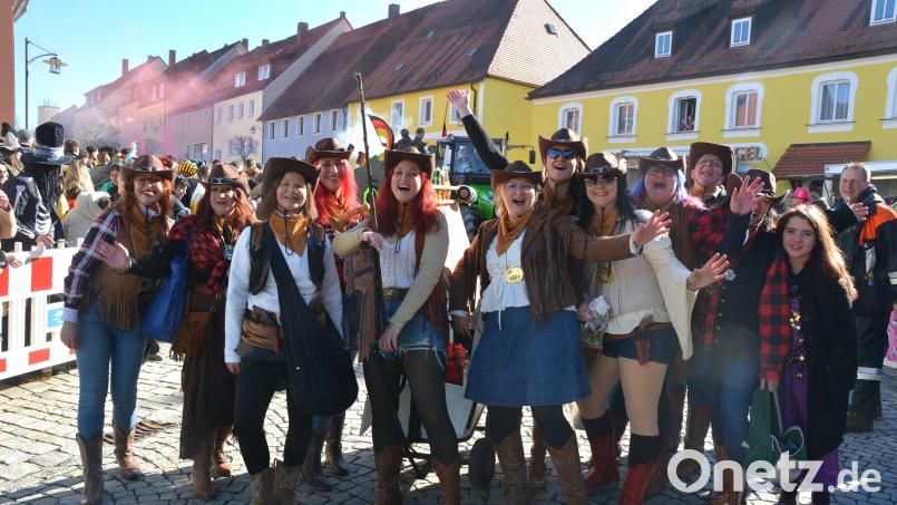 Das Damenballett als Cowgirls. Bild: jr