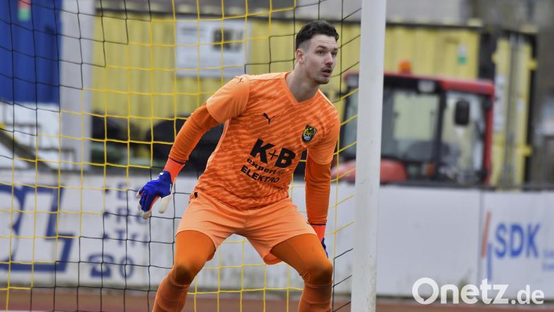 Der Wechsel von Ambergs Torhüter Tim Schreiner zur DJK Gebenbach im Sommer erhitzt derzeit die Gemüter. Archivbild: Hubert Ziegler