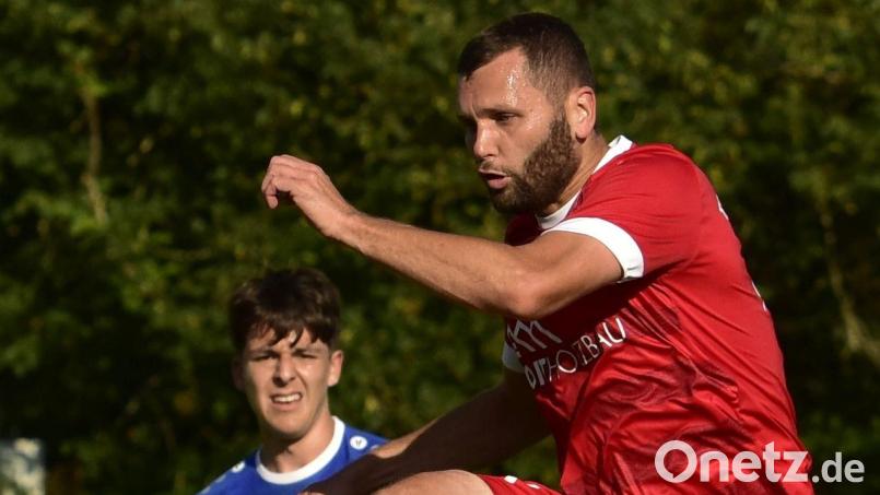 Peter Rackl in Aktion: Der Defensivspieler des TSV Tännesberg wird ab der kommenden Saison Spielertrainer beim TSV Eslarn. Bild: mhs
