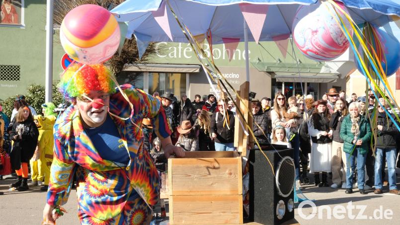 Clown Fitzilino, alias Sandro Gradl, hat beim Wernberger Faschingszug ein Heimspiel. Bild: Hirsch