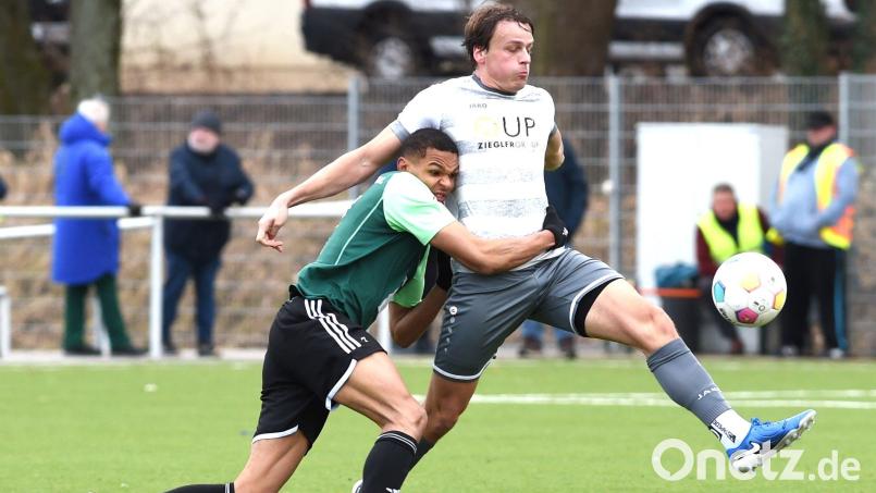 Obwohl es nur ein Test war, lieferten sich die SpVgg SV Weiden (helle Trikots) und die DJK Ammerthal ein intensives Derby. Bild: Ute Büttner