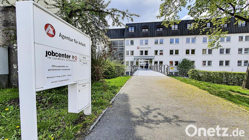 Die Arbeitslosenquote im Landkreis Schwandorf lag im Februar nach einem nur leichten Anstieg im Vergleich zum Januar stabil bei 4,0 Prozent. Archivbild: Hösamer