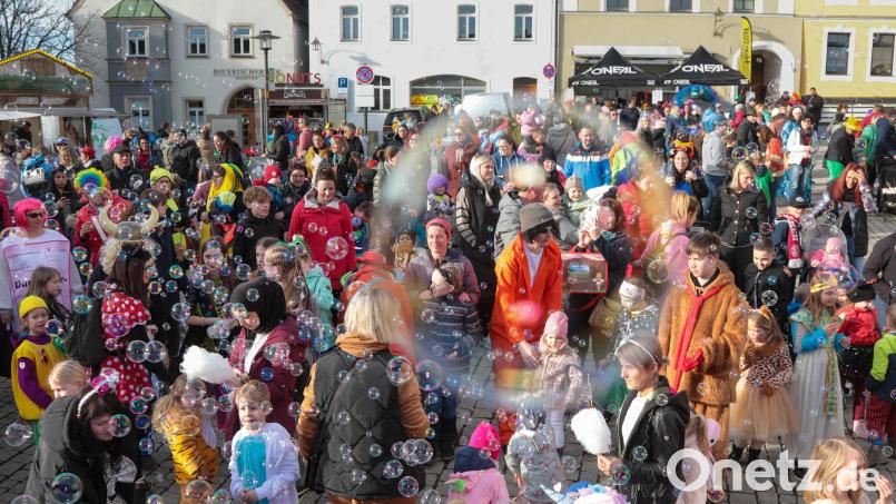 Die Welt in einer (Faschings)blase: Bei der Rosenmontagsparty ließ das Seifenblasenmeer Kinderherzen höher schlagen. Bild: Wolfgang Steinbacher