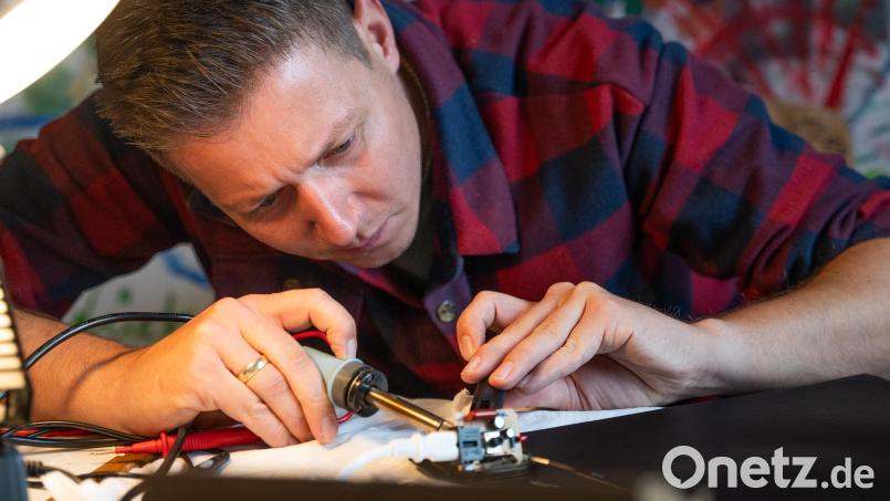 Einblicke in die Kampagne: Henryk arbeitet ehrenamtlich einmal im Monat im Reparaturcafé Kemnath. Bild: Freiwilligenagentur Landkreis Tirschenreuth/exb