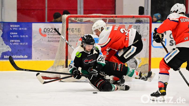Daniel Smazahl vom EHC Stiftland Mitterteich (links) im Kampf um den Puck gegen Andreas Walther (rechts). Der EHC geht in der Halbfinal-Serie im Kampf um den Landesliga-Aufstieg gegen den EV Bad Wörishofen mit 1:0 in Führung. Bild: Thomas Schrems