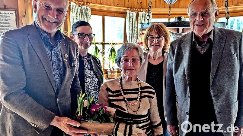 Zu ihrem 90. Geburtstag gratulieren Elisabeth Rossi (Mitte) zahlreiche Gäste, (von links) Hans-Jürgen Gmeiner, Heike Gmeiner sowie Irmi und Lothar Höher. Bild: R. Kreuzer