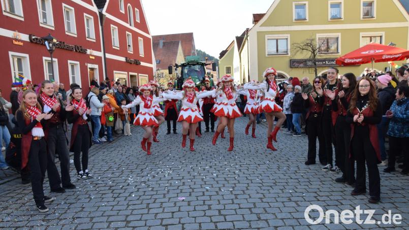 Das Beste, was Schmidmühlen im Fasching zu bieten hat, sind natürlich die Garden, wie hier die Jugend- und die große Garde, die sogar auf dem Kopfsteinpflaster eine kesse Sohle hinlegen. Bild: bö