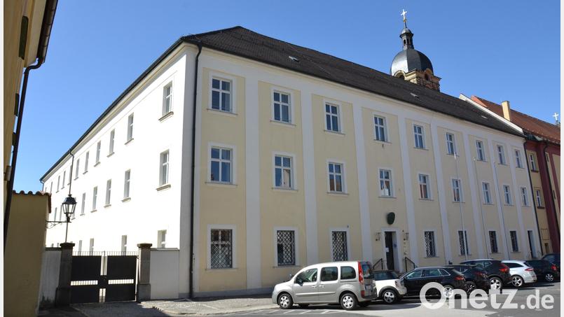 Das Amtsgericht in Amberg am Paulanerplatz. Dort musste sich ein 59-Jähriger wegen des Verwendens von Kennzeichen verfassungswidriger Organisationen verantworten. Bild: upl