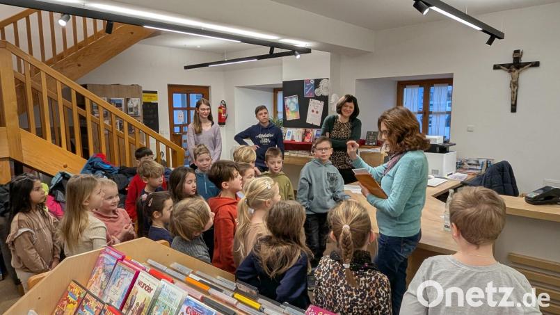 Für Schulkinder bietet das Bücherei-Team regelmäßig Führungen an. Im Bild Andrea Burger und Kristina Gebel (von rechts) zusammen mit den Mädchen und Buben der Markgraf-Diepold-Grundschule Waldsassen. Bild: Markgraf-Diepold-Grundschule Waldsassen/Kerstin Hieronimus/exb