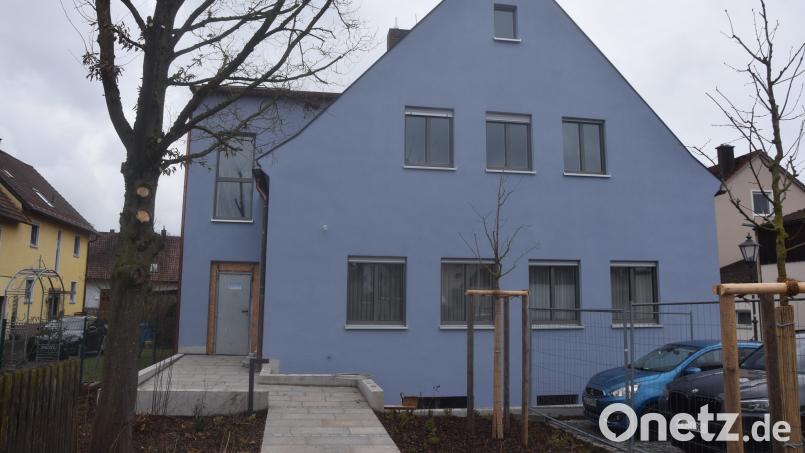 Das ist die Nordseite des Rathauses mit neuer Fassade. Links befindet sich der barrierefreie Zugang mit dem Anbau für den Aufzug. Bild: fz