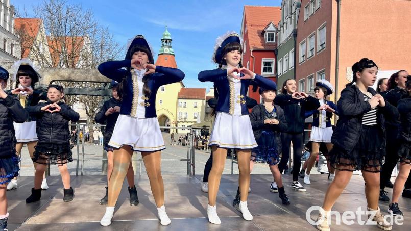 Die Mädchen der DJK-Tanzgruppe &quot;Dance Unlimited&quot; sorgen in Weiden für Faschingsstimmung. Bild: Gabi Schönberger