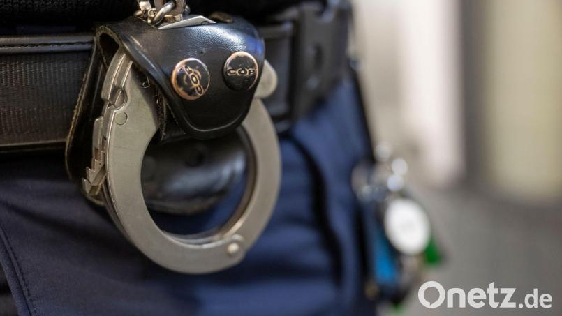 Nachdem ein Mann Polizisten unter Alkoholeinfluss derb beleidigt hat, wurde er in eine Fachklinik eingeliefert. Symbolbild: Peter Kneffel/dpa