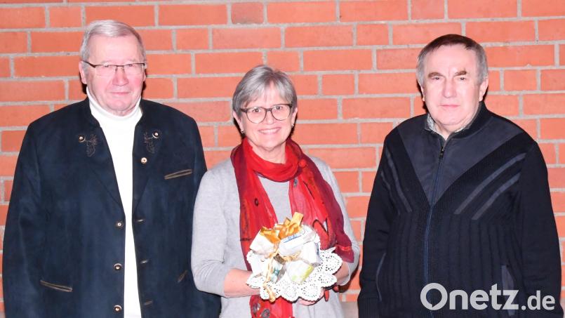 Die Leiterin der Kindertagesstätte St. Josef, Raigering, Reinhilde Denninger verlässt nach 42 Jahren ihre Wirkungsstätte (von links): Kirchenpfleger Alfred Schorner, Reinhilde Denninger, Pfarrer Eduard Kroher. Bild: sche