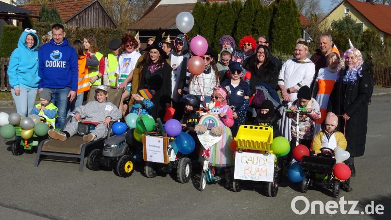 Freihöls ganz in Bunt: Die Bobbycar-Rallye der Kinder führte auch heuer quer durch das Dorf. Begleitet wurde der Umzug von Eltern und Großeltern. Bild: Houschka