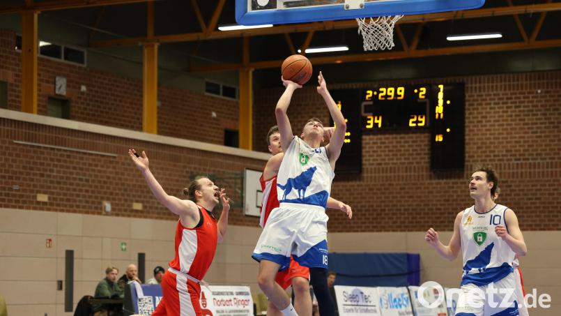 Jonas Herold von den Weiden SEC Baskets (am Ball, Szene aus einem früheren Spiel) beim Abschluss. Gegen TTL Basketball Bamberg 2 holten sich die Weidener den nächsten Sieg. Archivbild: Dieter Jäschke