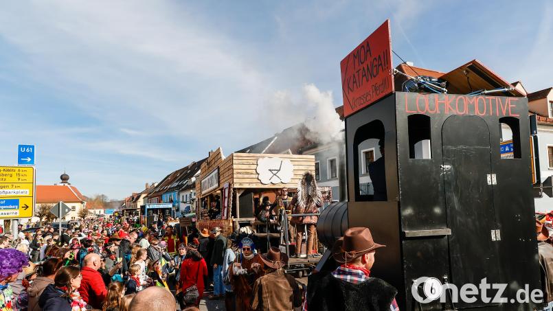 Stau auf der Haas-Kreuzung: Viele Zuschauer säumen die Freyung beim Faschingszug in Pfreimd. Bild: Hösamer