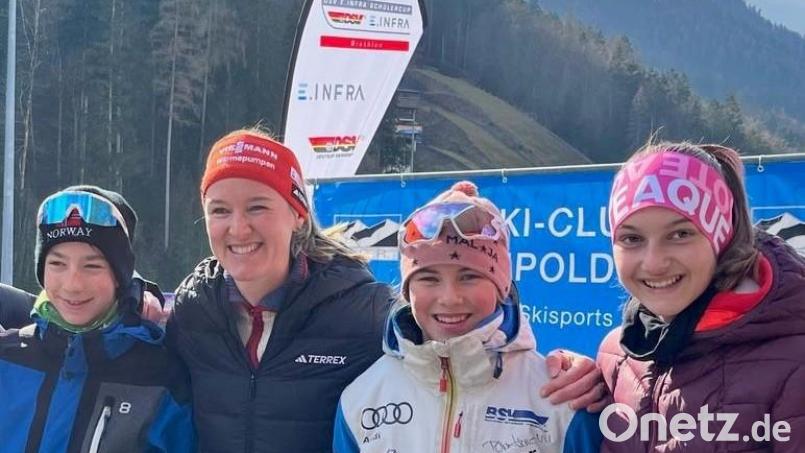 Lukas Loos, Olympiasiegerin Denise Herrmann-Wick, Merle Uschold, Lara Wiesneth (von links) bei der Siegerehrung deutschen Schüler-Cups im Biathlon. Bild: Iris Uschold
