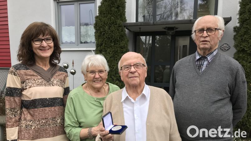 Dritte Bürgermeisterin Evi Höllerer gratuliert im Namen der Gemeinde Hahnbach und des Landkreises, worüber sich Resi Demleitner und der Jubilar Herbert Demleitner, aber auch der Ruhestandsgeistliche Hans Peter Heindl (von links) freuen. Bild: mma