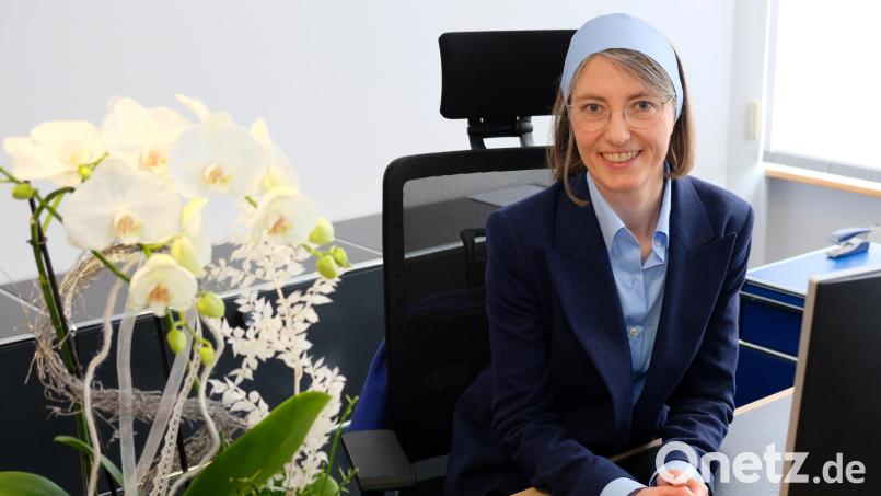 Schön sei es hier, sagt Notarin Stefanie Tafelmeier. Damit meint die Oberpfälzerin die lichtdurchfluteten neuen Räumlichkeiten der Kanzlei, aber auch die Oberpfalz, in die sie nun zurückgekehrt ist. Bild: do