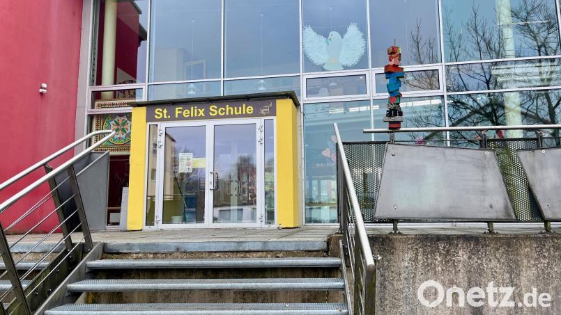 Die St.-Felix-Schule, das SFZ in Neustadt/ WN, soll erweitert werden durch einen Neubau im hinteren Pausenhofbereich. Bild: Gabi Schönberger