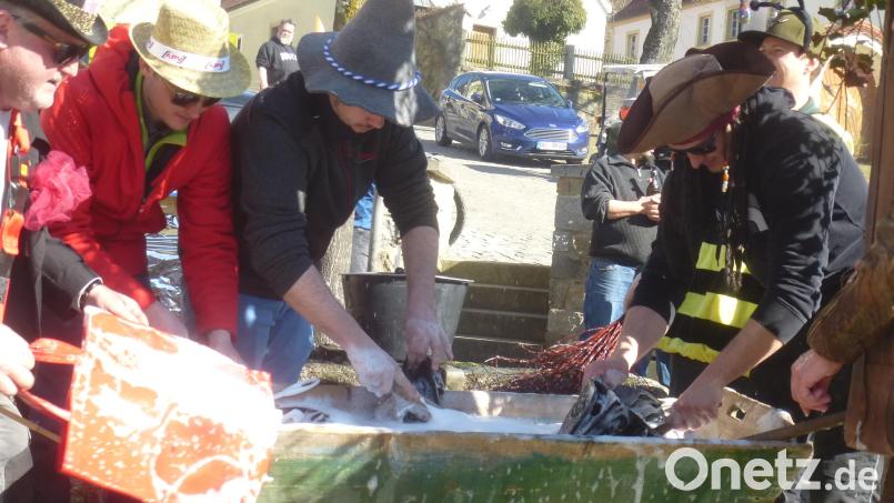 Zum Faschingsende werden die „ramponierten“ Geldbeutel auf dem Dorfplatz in Seebarn öffentlich gewaschen. Bild: mad