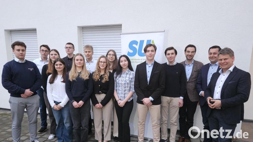 Die Gründungsversammlung der Schüler-Union Weiden-Neustadt/WN wählt Paul Zaruba (Fünfter von rechts) zum Vorsitzenden. Bild: Gustl Beer