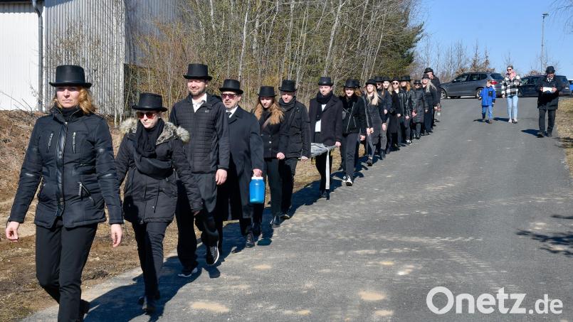 Fischzug in Kümmersbruck: Hier gehen nicht nur Frauen mit, sondern auch voran. Schließlich pflegt hier die Narrhalla den Aschermittwochsbrauch. Und die hat eine Präsidentin, Denise Forster. Bild: Petra Hartl