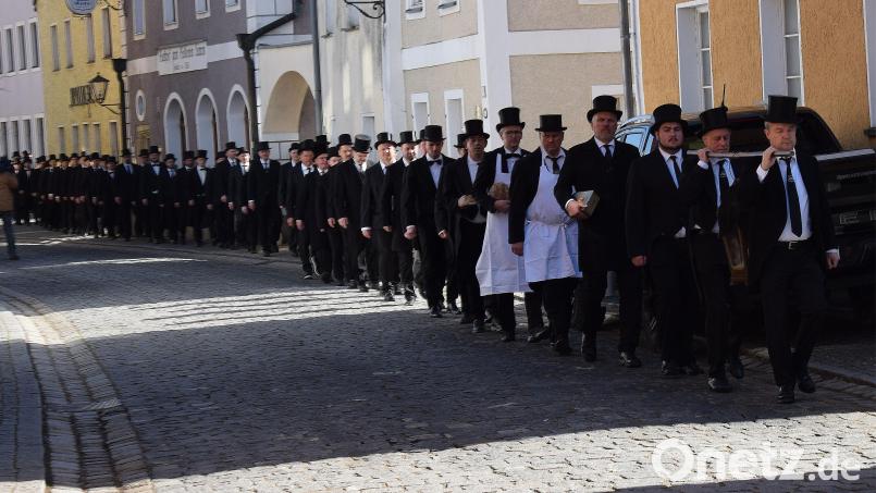 Knapp 60 Fischzugteilnehmer hat heuer der Träger der Schluss-Laterne, Bernd Bauer, in Schmidmühlen gezählt. Bild: bö