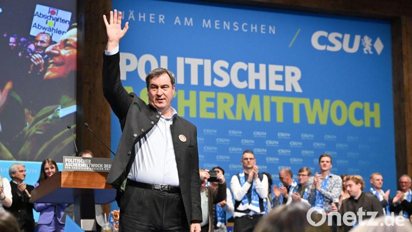 Markus Söder hat am Politischen Aschermittwoch in Passau eine 90-minütige Rede gehalten. Dabei erwähnte er Themen, wie Migration, Heizungsgesetz und Bürgergeld. Bild: Peter Kneffel/dpa