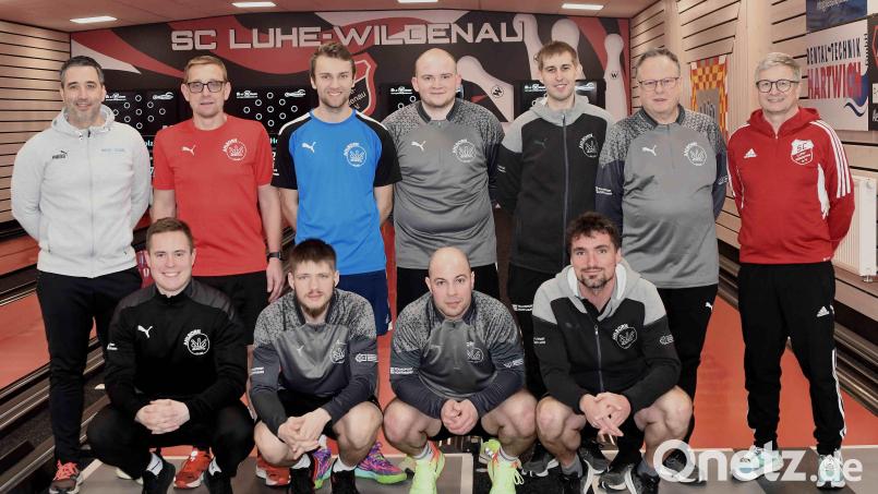 Die deutsche Keglernationalmannschaft mit Spielertrainer Timo Hoffmann (stehend 2. v.l.) ist beim SC Luhe-Wildenau ein gern gesehener Gast. Bild: otr