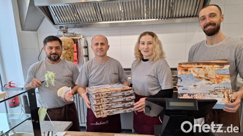 Hani Hamza, Fejzulla Hysenaj und seine Frau Synavere sowie Rinor Keka (von links) wollen mit ihrem Angebot im &quot;Naab-Imbiss&quot; eine Marktlücke in Nabburg füllen. Bild: bl