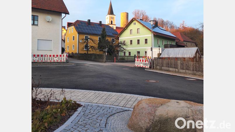 Nach Abschluss der Maßnahmen rund um den Dorfplatz werden jetzt bis Mitte des Jahres 2025 der Kirchplatz und die beiden Straßenzüge dahin erneuert. Bild: mnt
