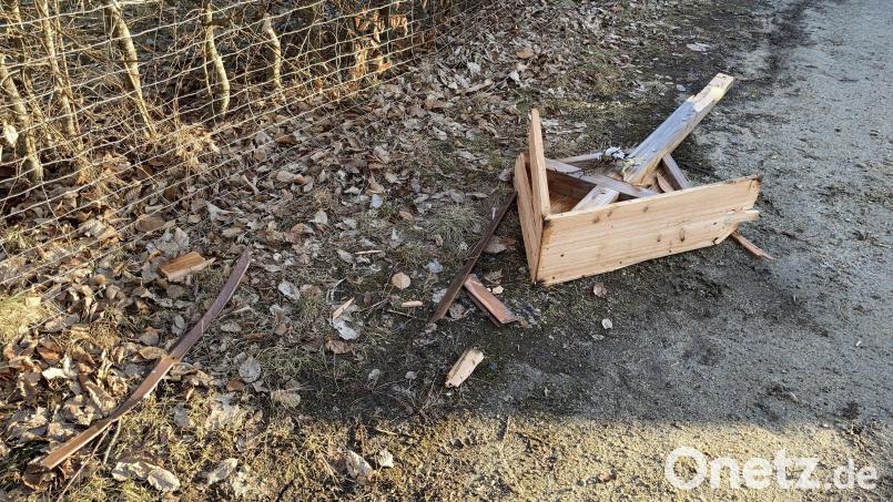 Kupferdiebe beschädigen ein Holzkreuz im Johannisthal. Bild: Polizeiinspektion Neustadt/WN