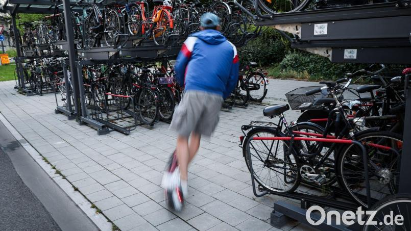 E-Scooter-Fahrer aufgepasst: Seit 1. März gilt ein neues Versicherungskennzeichen. Die Polizei kontrolliert das. Symbolbild: Christian Charisius/dpa