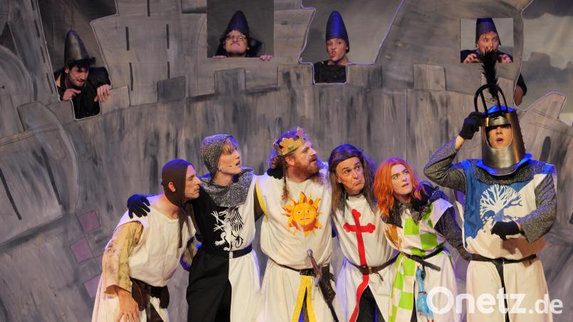 Die Ritter der Tafelrunde auf der Suche nach dem Heiligen Gral. Das Ovigo-Theater führt ihr Musical &quot;Spamalot&quot; am 21. März in der Stadthalle Neustadt/WN auf. Bild: Florian Wein/exb
